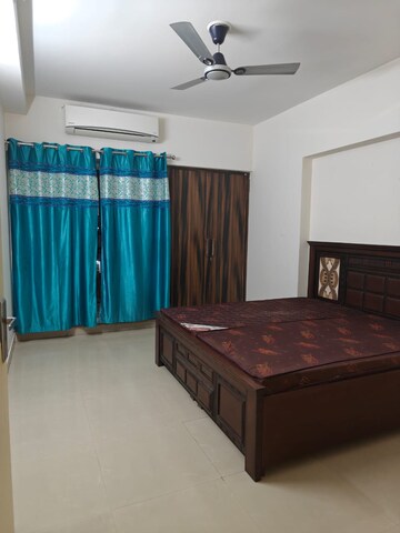 Room in 3.5 BHK Apartment at Griha Pravesh, Sector 77 – for Rent