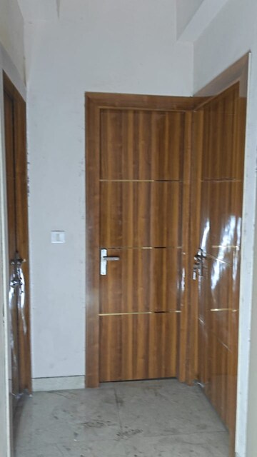 Room in 3 BHK Apartment at Amrapali Golf Homes, Haibatpur – for Rent