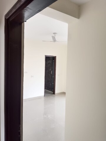 Room in 3.5 BHK Apartment at Omaxe R2, Gomti Nagar – for Rent