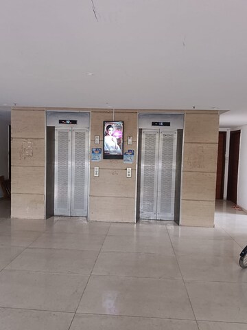 Lift in 3.5 BHK Apartment at Omaxe R2, Gomti Nagar – for Rent