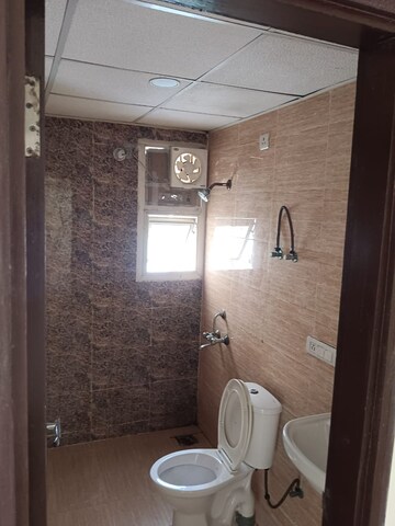 Attached Bathroom in 3.5 BHK Apartment at Omaxe R2, Gomti Nagar – for Rent