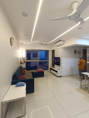 Room in 2 BHK Apartment at Shapoorji Pallonji Astron, Kandivali East – for Sale