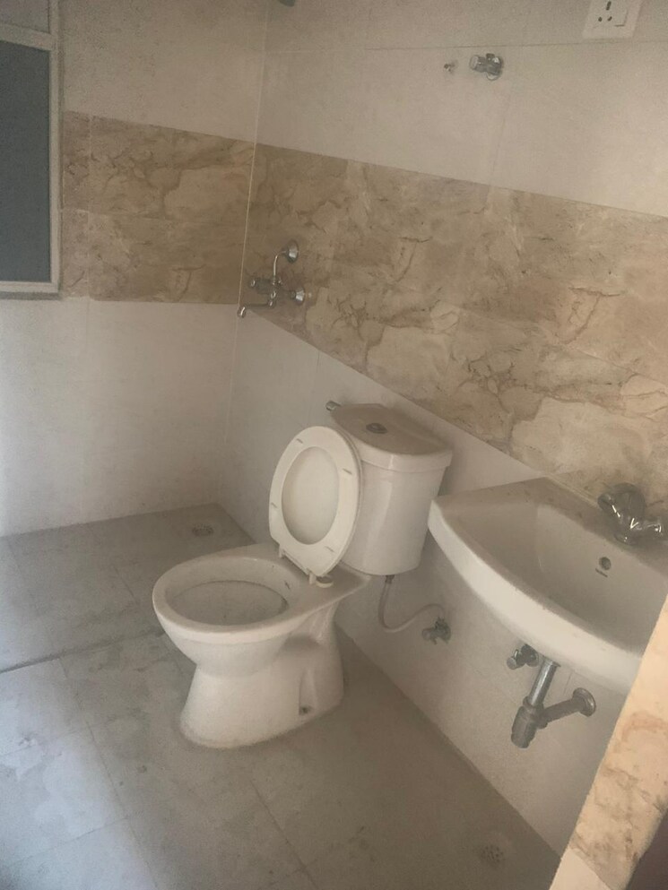 Attached Bathroom, amrapali-golf-homes 2.5 Bedroom 948 Sq.Ft. Apartment In Sector 4 Greater Noida Greater Noida 8511727