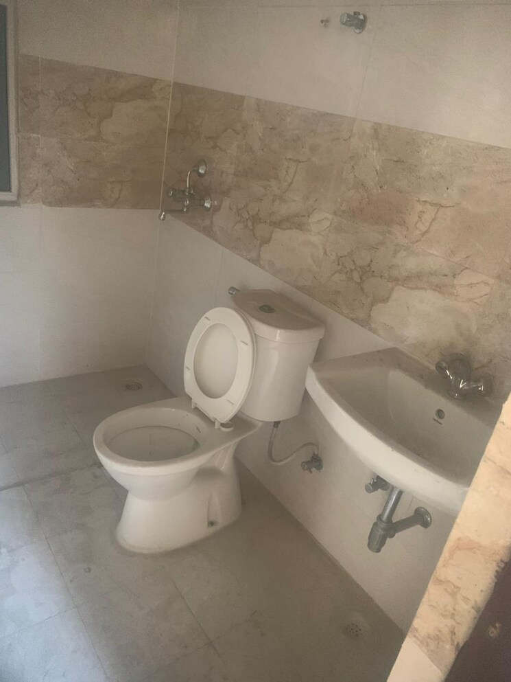 Attached Bathroom, amrapali-golf-homes 2.5 Bedroom 948 Sq.Ft. Apartment In Sector 4 Greater Noida Greater Noida 8511727