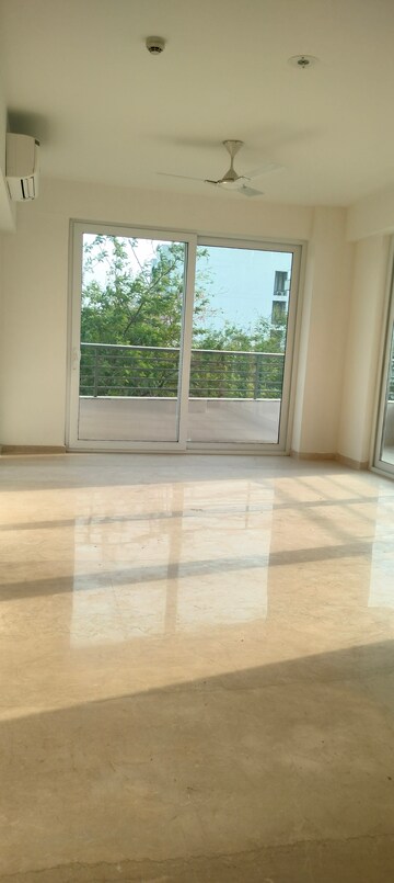 Room in 3 BHK Apartment at DLF Alameda, Sector 73 – for Rent