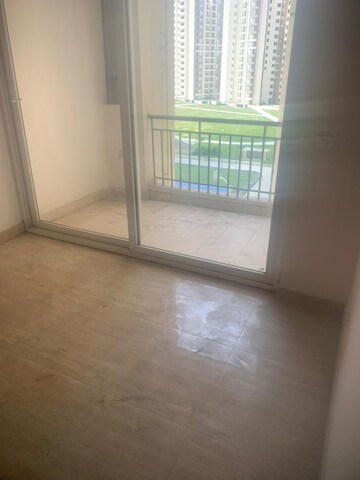 Room in 3 BHK Apartment at Amrapali Golf Homes, Sector 4, Greater Noida – for Rent