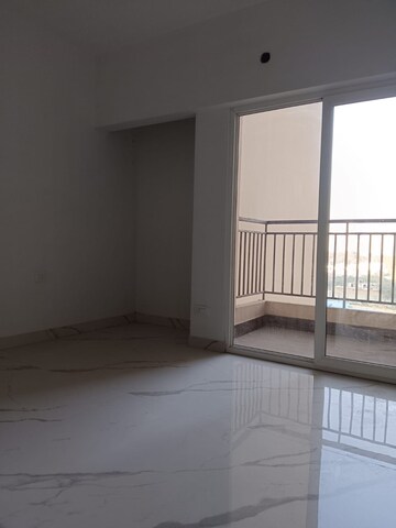 Room in 3 BHK Apartment at Amrapali Golf Homes, Sector 4, Greater Noida – for Sale