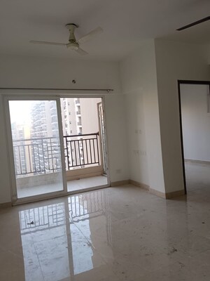 Room in 3 BHK Apartment at Amrapali Golf Homes, Sector 4 Greater Noida – for Sale