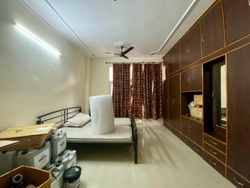 Room in 5 BHK Apartment at Sector 20 – for Sale