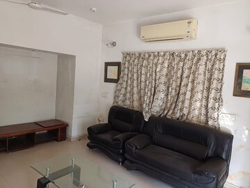 Room in 4 BHK Villa at Satellite – for Rent