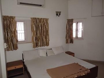 Room in 4 BHK Villa at Satellite – for Rent