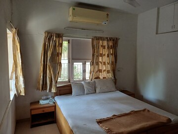 Room in 4 BHK Villa at Satellite – for Rent