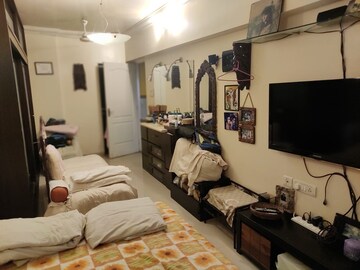 Room in 3 BHK Apartment at Bandra West – for Rent