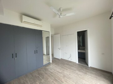 Room in 3 BHK Apartment at Ireo Skyon, Sector 60 – for Rent