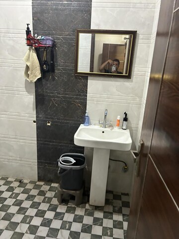 Attached Bathroom in 2 BHK Builder Floor at DLF City Gurgaon, Sector 27 – for Rent