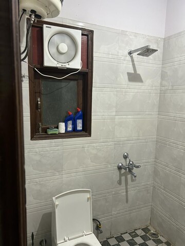 Attached Bathroom in 2 BHK Builder Floor at DLF City Gurgaon, Sector 27 – for Rent