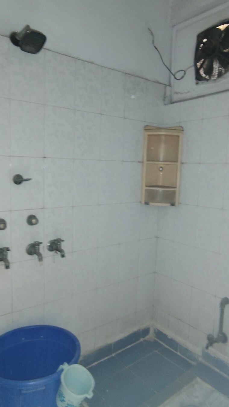 Bathroom, vaishali extension 4 Bedroom 1700 Sq.Ft. Builder Floor In Vaishali Extension Ghaziabad 8512479