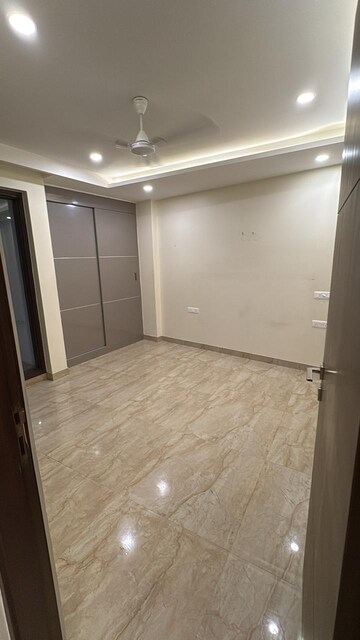 Room in 3 BHK Builder Floor at Ansal Sushant Apartments, Sushant Lok I – for Rent