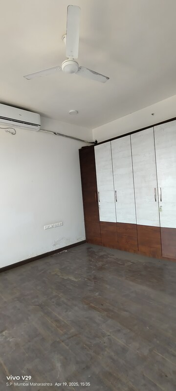 Room in 3 BHK Apartment at Celestia Spaces, Sewri – for Rent
