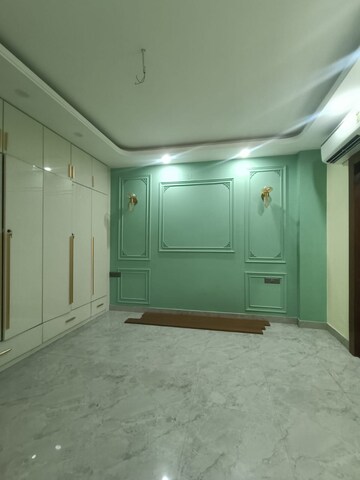 Room in 3 BHK Builder Floor at Sector 26 – for Rent