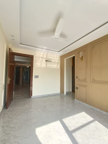 Room in 3 BHK Builder Floor at Sector 26 – for Rent