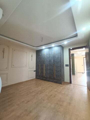 Room in 3 BHK Builder Floor at Sector 26 – for Rent