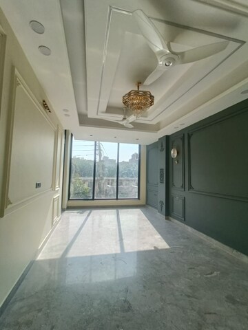 Room in 3 BHK Builder Floor at Sector 26a – for Rent