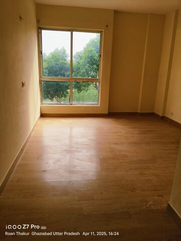 Room in 2 BHK Apartment at Gaur City 7th Avenue, Sector 4, Greater Noida – for Sale
