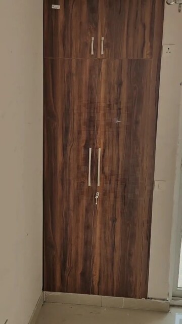 Room in 2 BHK Apartment at Amrapali Golf Homes, Sector 4, Greater Noida – for Rent