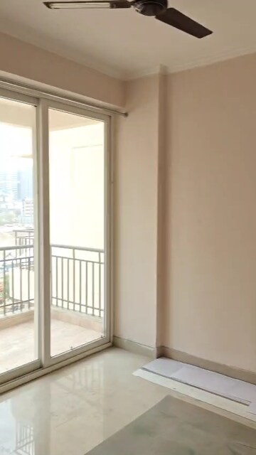 Room in 2 BHK Apartment at Amrapali Golf Homes, Sector 4, Greater Noida – for Rent
