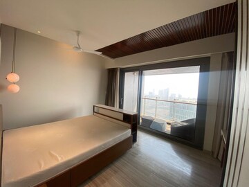 Room in 4 BHK Apartment at Lodha World Crest, Worli – for Rent