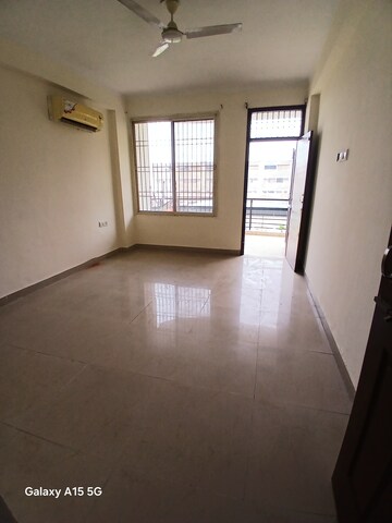 Room in 3 BHK Apartment at Vip Road – for Rent