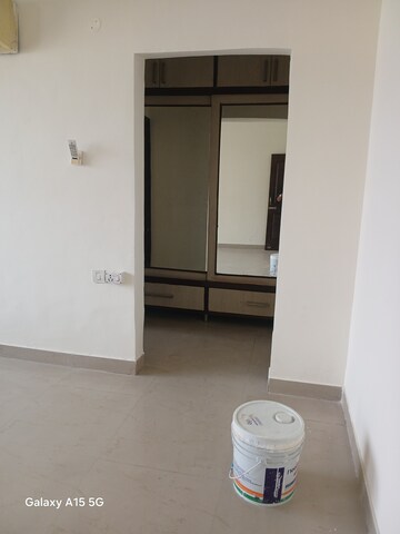 Room in 3 BHK Apartment at Vip Road – for Rent