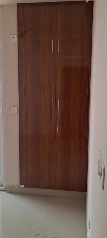 Room in 2 BHK Apartment at Amrapali Golf Homes, Sector 4, Greater Noida – for Rent