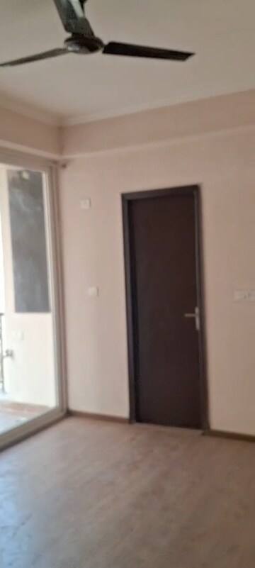 Room in 2 BHK Apartment at Amrapali Golf Homes, Sector 4, Greater Noida – for Rent