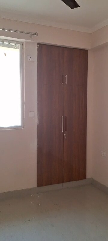 Room in 2 BHK Apartment at Amrapali Golf Homes, Sector 4, Greater Noida – for Rent