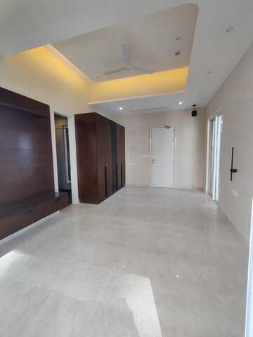 Room in 4 BHK Apartment at Indiabulls Sky Forest, Lower Parel – for Rent