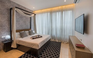 Room in 4 BHK Apartment at Ahuja Towers, Prabhadevi – for Rent