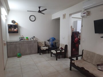 Room in 2 BHK Apartment at BPTP Discovery Park, Sector 80 – for Rent
