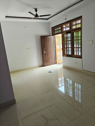 Room in 2.5 BHK Villa at Eldeco Towne, Jankipuram – for Rent