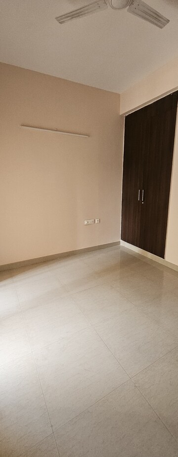 Room in 2.5 BHK Apartment at Hawelia Valenova Park, Tech Zone 4 Greater Noida – for Rent