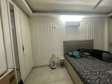 Room in 3 BHK Builder Floor at Kailash Hills – for Rent