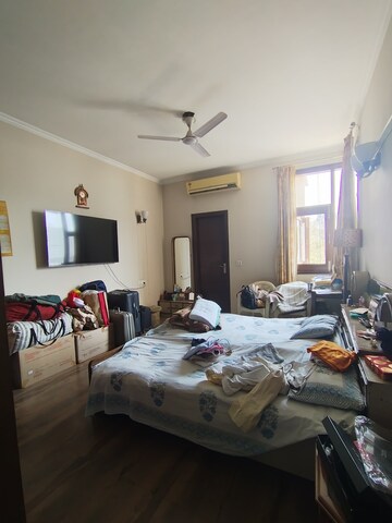Room in 3 BHK Builder Floor at Panchsheel Park – for Rent