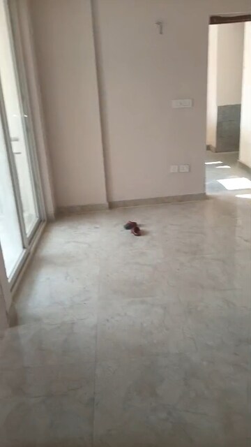 Room in 2 BHK Apartment at Amrapali Golf Homes, Sector 4, Greater Noida – for Rent