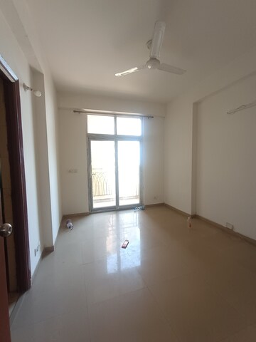 Room in 3 BHK Apartment at Mahagun Mywoods, Sector 16c Greater Noida – for Rent
