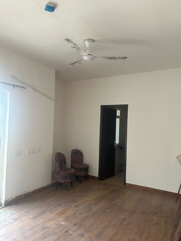 Room in 3 BHK Apartment at Nimbus Express Park View - II, Chi V Greater Noida – for Sale