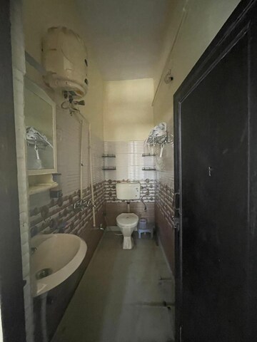 Attached Bathroom in 1.5 BHK Builder Floor at Gtb Enclave – for Rent