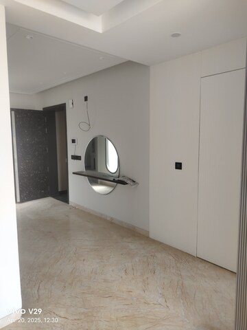 Room in 3 BHK Apartment at Unitech Greenwood City Apartment, Sector 45 – for Sale