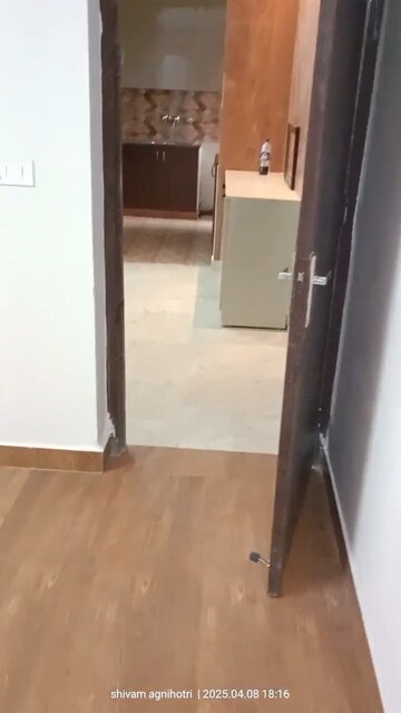 Room in 3 BHK Apartment at Amrapali Golf Homes, Sector 4, Greater Noida – for Rent
