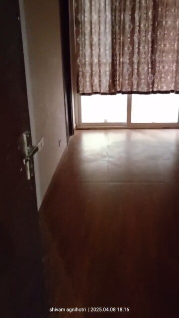 Room in 3 BHK Apartment at Amrapali Golf Homes, Sector 4, Greater Noida – for Rent